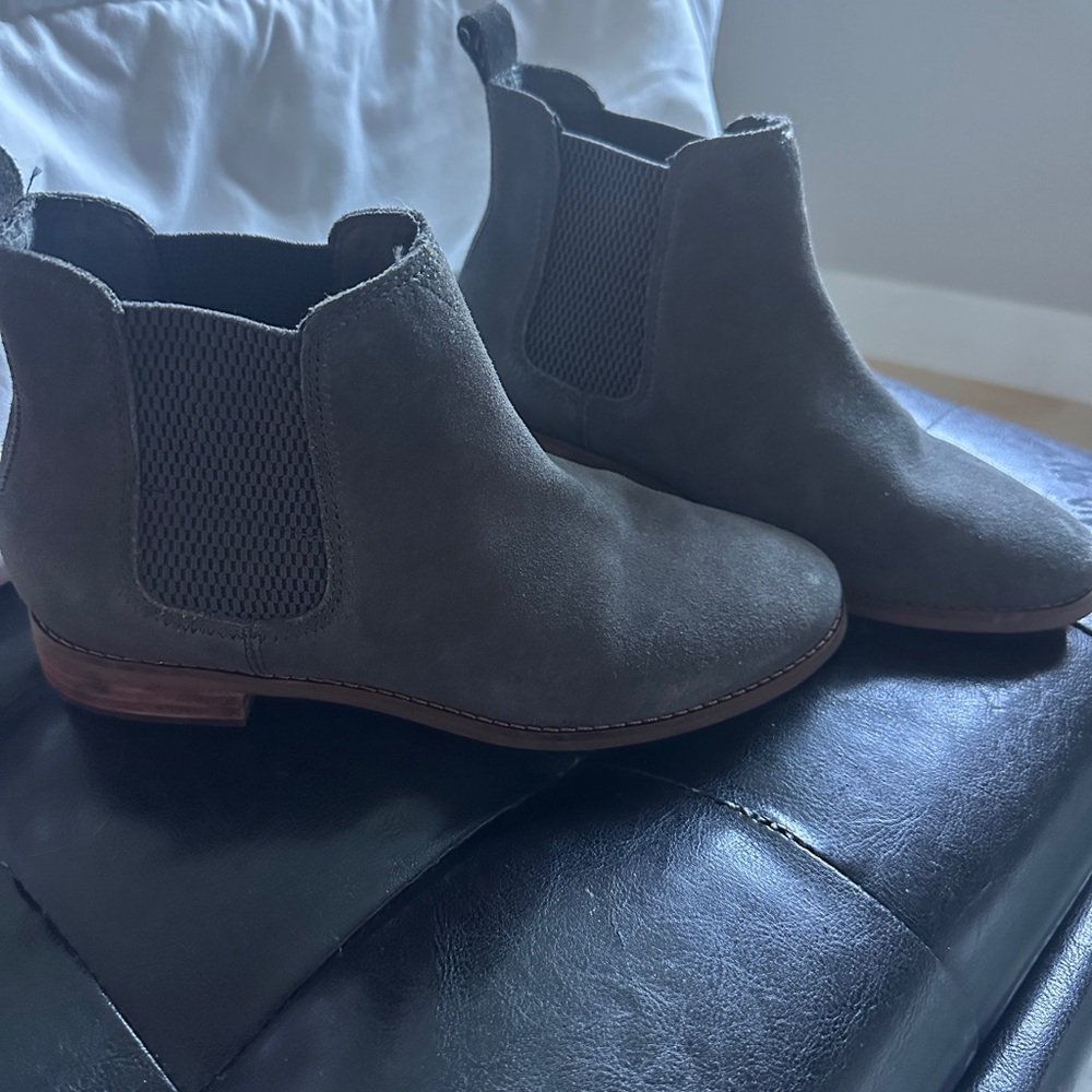 Tom’s Women Gray Suede Chelsea Ankle Boots Size 7 - Picture 2 of 6